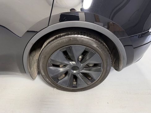 Used 2024 Tesla Model Y Long Range AWD/4WD image 24