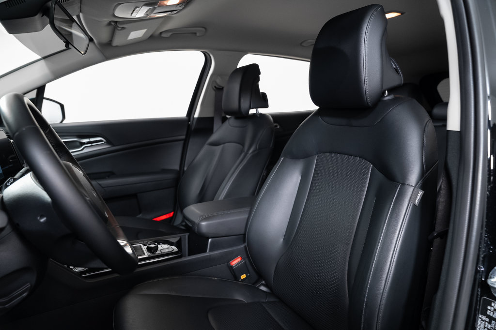 Used 2024 Kia Sportage EX FWD image 19