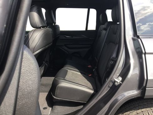 New 2025 Jeep Grand Cherokee Altitude image 10