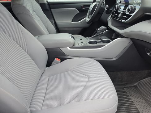 Used 2023 Toyota Highlander LE FWD image 15