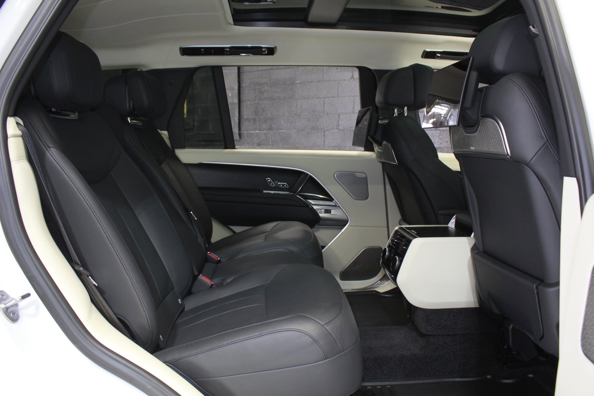 Used 2023 Land Rover Range Rover Long Wheelbase Autobiography AWD/4WD image 55