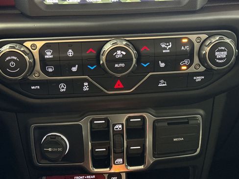 Used 2022 Jeep Wrangler Unlimited Rubicon w/ Cold Weather Group AWD/4WD image 24