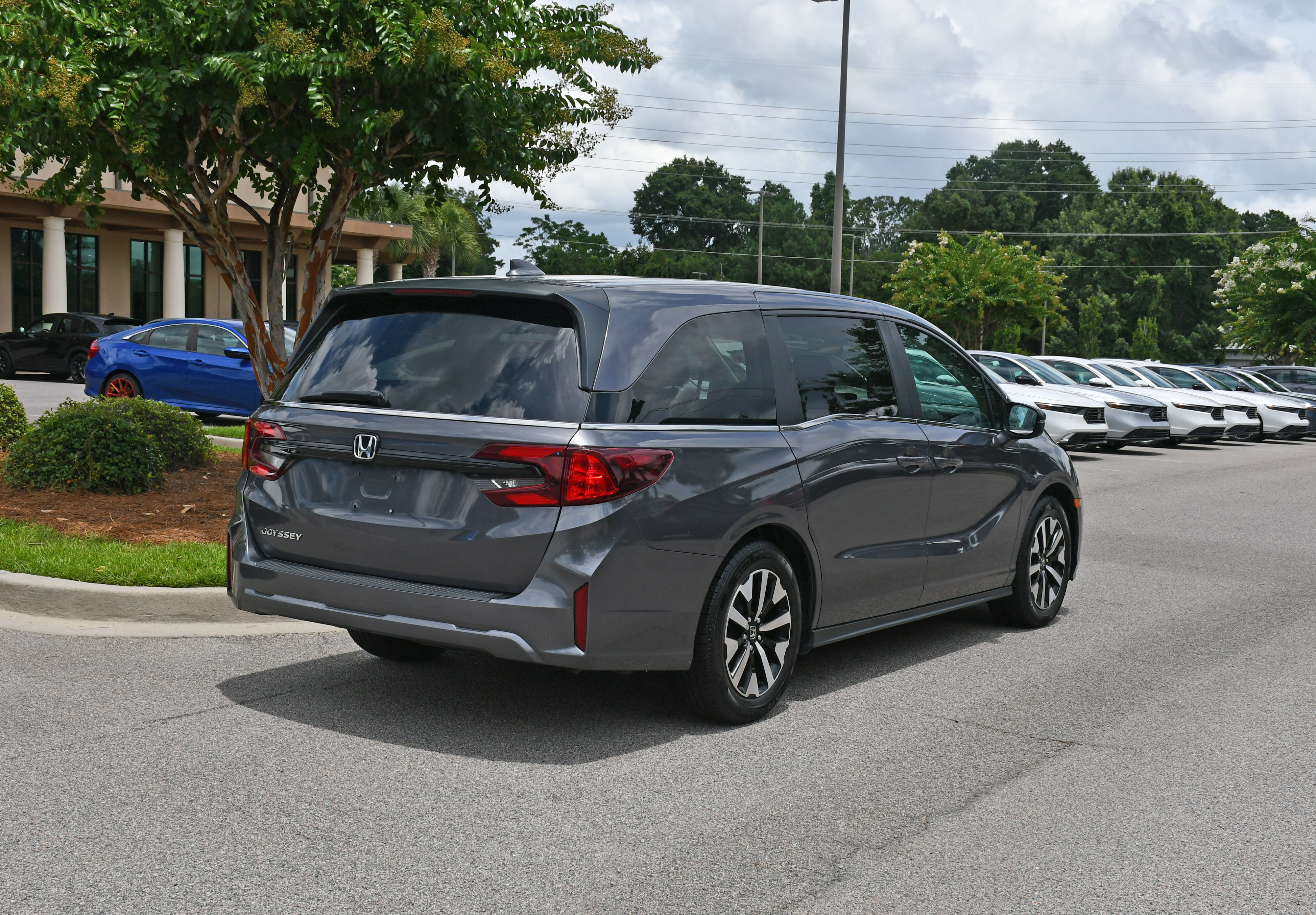 Used 2025 Honda Odyssey EX-L image 4