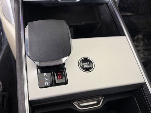 Used 2024 Land Rover Range Rover Long Wheelbase Autobiography image 27