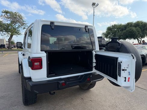 Used 2019 Jeep Wrangler Unlimited Sahara image 13