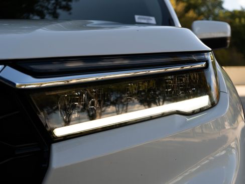 Certified 2025 Honda Pilot Touring image 11