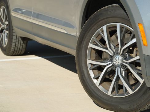 Used 2020 Volkswagen Tiguan SE image 3