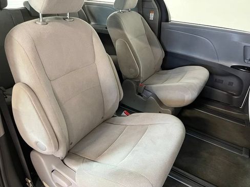 Used 2017 Toyota Sienna L FWD image 14