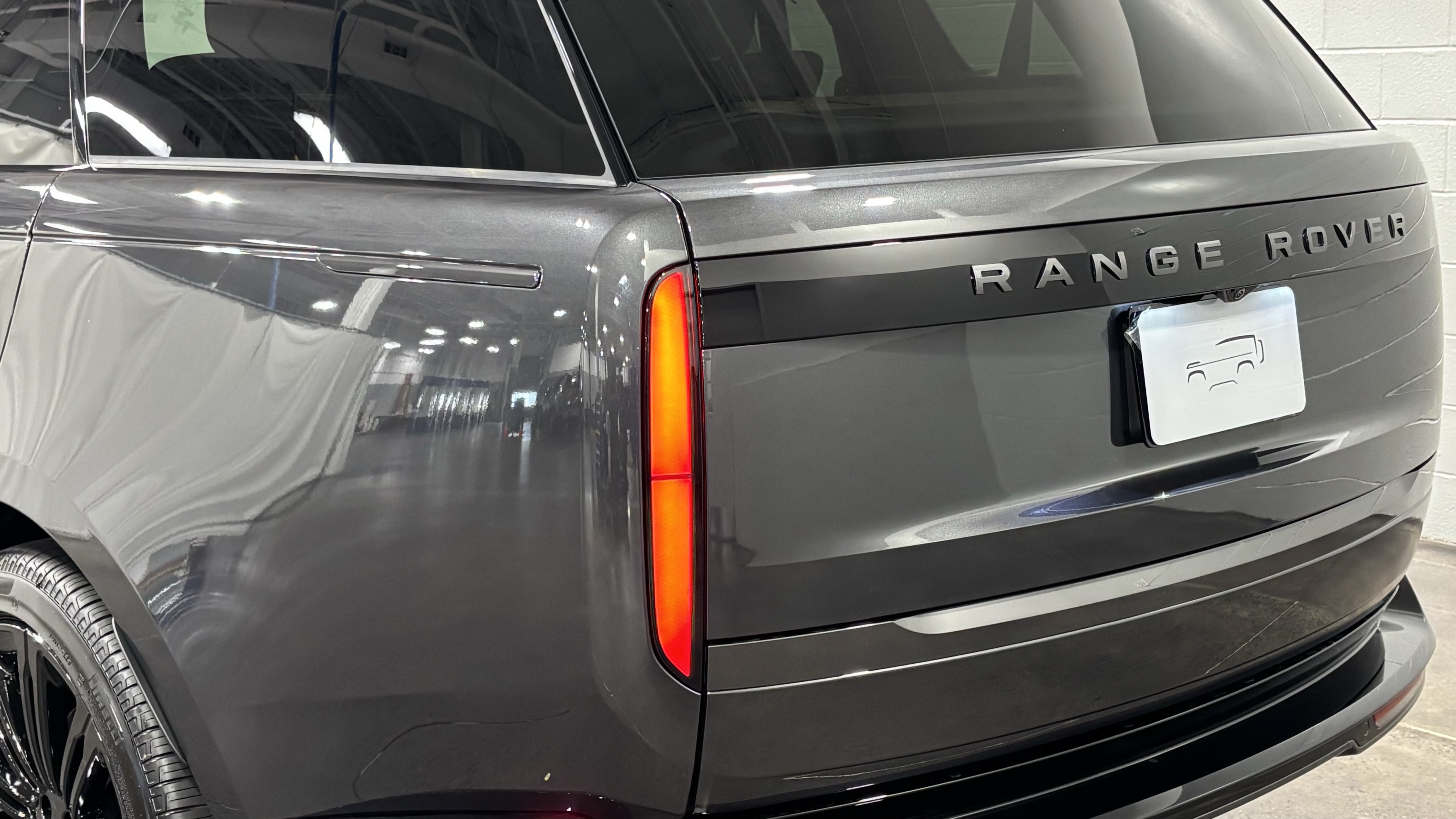 New 2026 Land Rover Range Rover Long Wheelbase SE AWD/4WD image 17