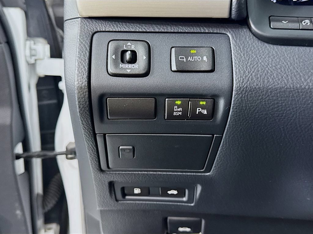 Used 2015 Lexus LS 460 RWD image 16
