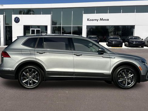 Used 2023 Volkswagen Tiguan SE FWD image 3