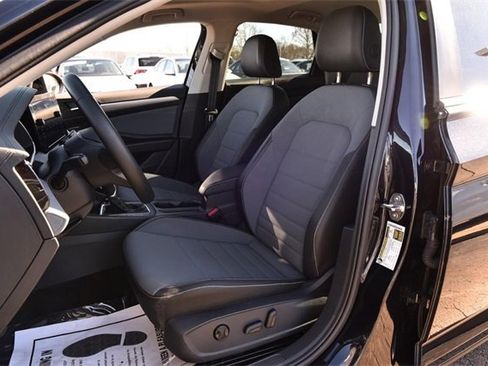 Used 2025 Volkswagen Jetta SE w/ Sunroof Package image 20