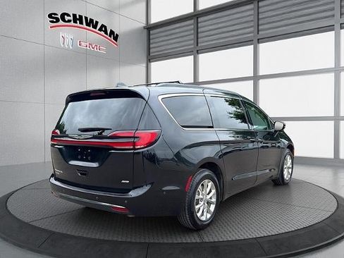 Used 2022 Chrysler Pacifica Touring-L w/ Uconnect Theater Family Group AWD/4WD image 4