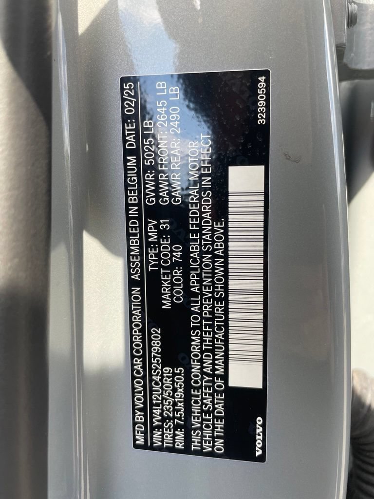 Certified 2025 Volvo XC40 B5 Plus AWD/4WD image 30