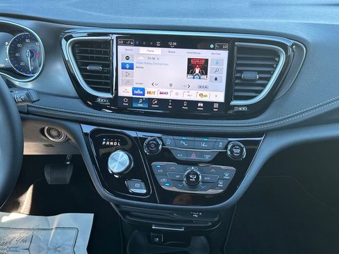 New 2026 Chrysler Pacifica Select image 16