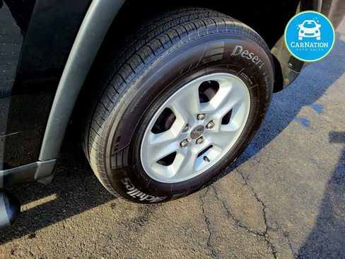 Used 2017 Jeep Grand Cherokee Laredo image 34