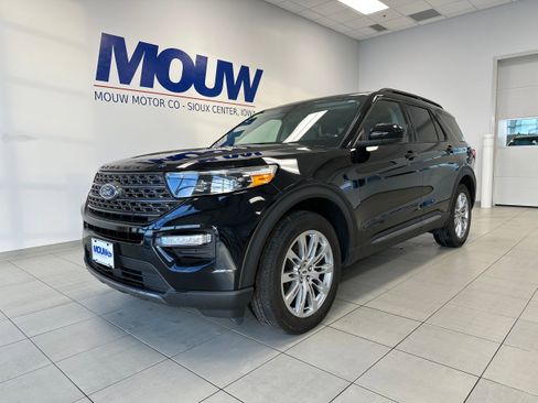 Used 2022 Ford Explorer XLT w/ Equipment Group 202A image 2