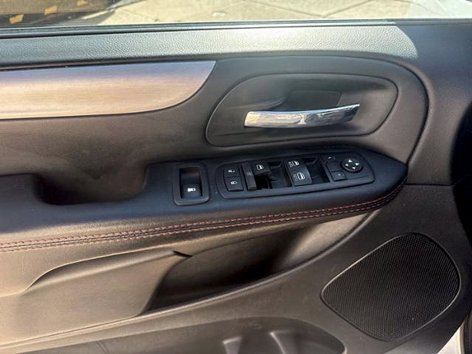 Used 2015 Dodge Grand Caravan R/T w/ Safety Sphere Group FWD image 10
