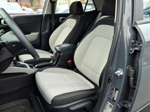 Used 2024 Hyundai Venue SEL image 9