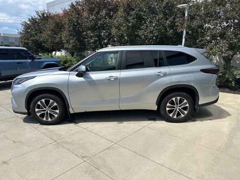 Used 2024 Toyota Highlander XLE AWD/4WD image 8