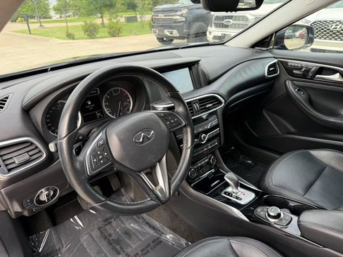 Used 2017 INFINITI QX30 Premium FWD image 9