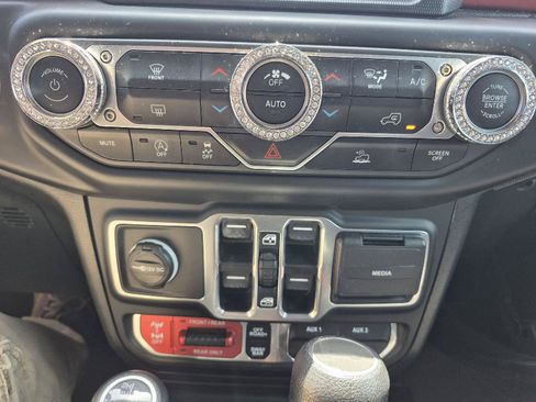 Used 2023 Jeep Wrangler Unlimited Rubicon AWD/4WD image 5