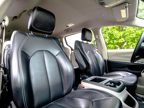 Used 2023 Chrysler Pacifica Touring-L FWD image 18