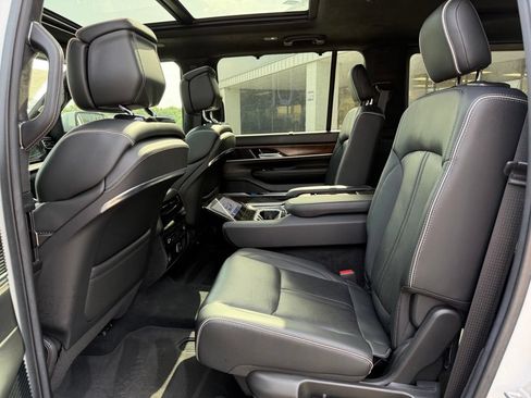 Used 2022 Jeep Grand Wagoneer Series II AWD/4WD image 38