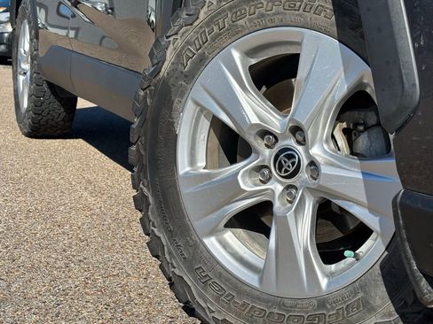 Used 2021 Toyota RAV4 XLE image 2
