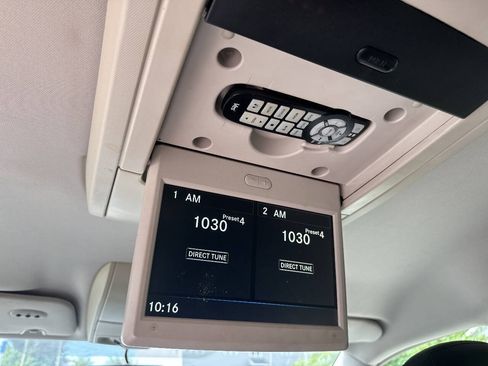 Used 2013 Chrysler Town & Country Touring FWD image 18