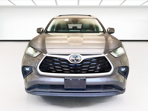 Used 2022 Toyota Highlander XLE AWD/4WD image 2