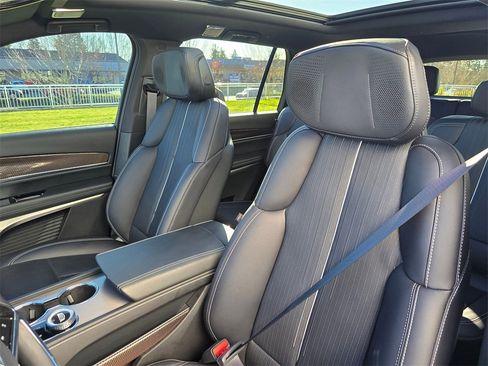 Certified 2026 Cadillac Vistiq Sport image 21