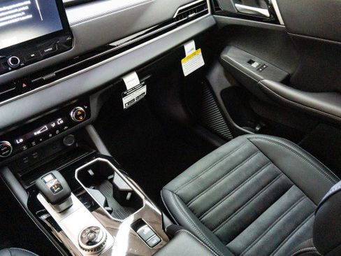 New 2025 Mitsubishi Outlander SE image 18