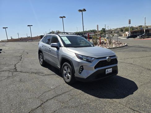 Used 2022 Toyota RAV4 XLE w/ Convenience Package FWD image 3