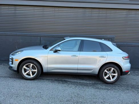 Certified 2019 Porsche Macan image 2