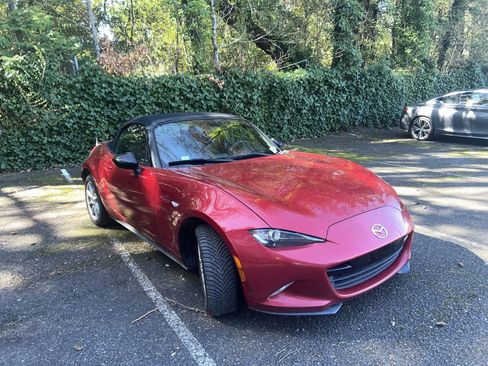Used 2017 MAZDA MX-5 Miata Sport image 3