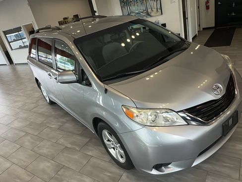 Used 2014 Toyota Sienna LE FWD image 5