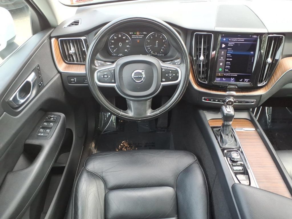 Used 2021 Volvo XC60 T5 Momentum w/ Climate Package AWD/4WD image 8
