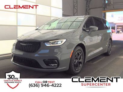 Used 2022 Chrysler Pacifica Limited w/ Uconnect Theater Family Group