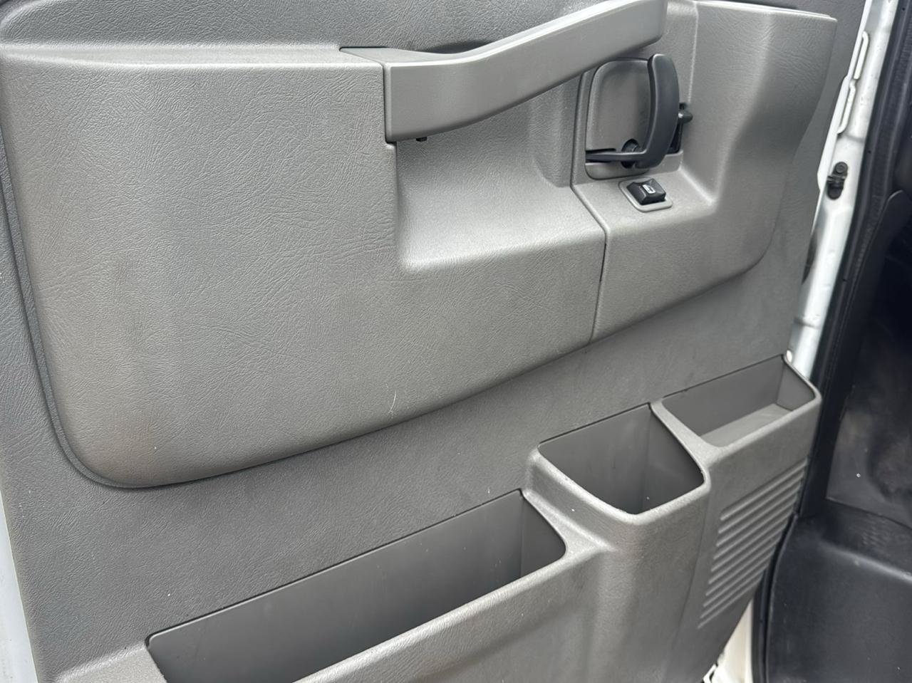 Used 2017 Chevrolet Express 2500 RWD image 11
