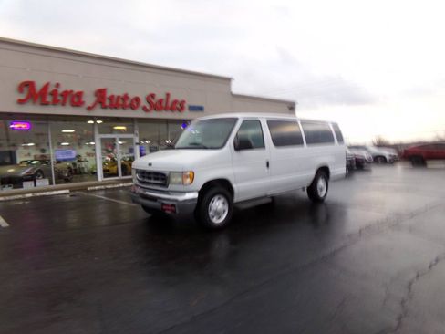 Used 2001 Ford E-350 and Econoline 350 XL RWD image 2
