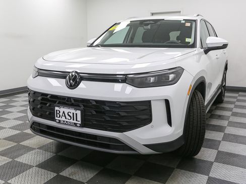 Used 2025 Volkswagen Tiguan SE w/ Panoramic Sunroof Package AWD/4WD image 4