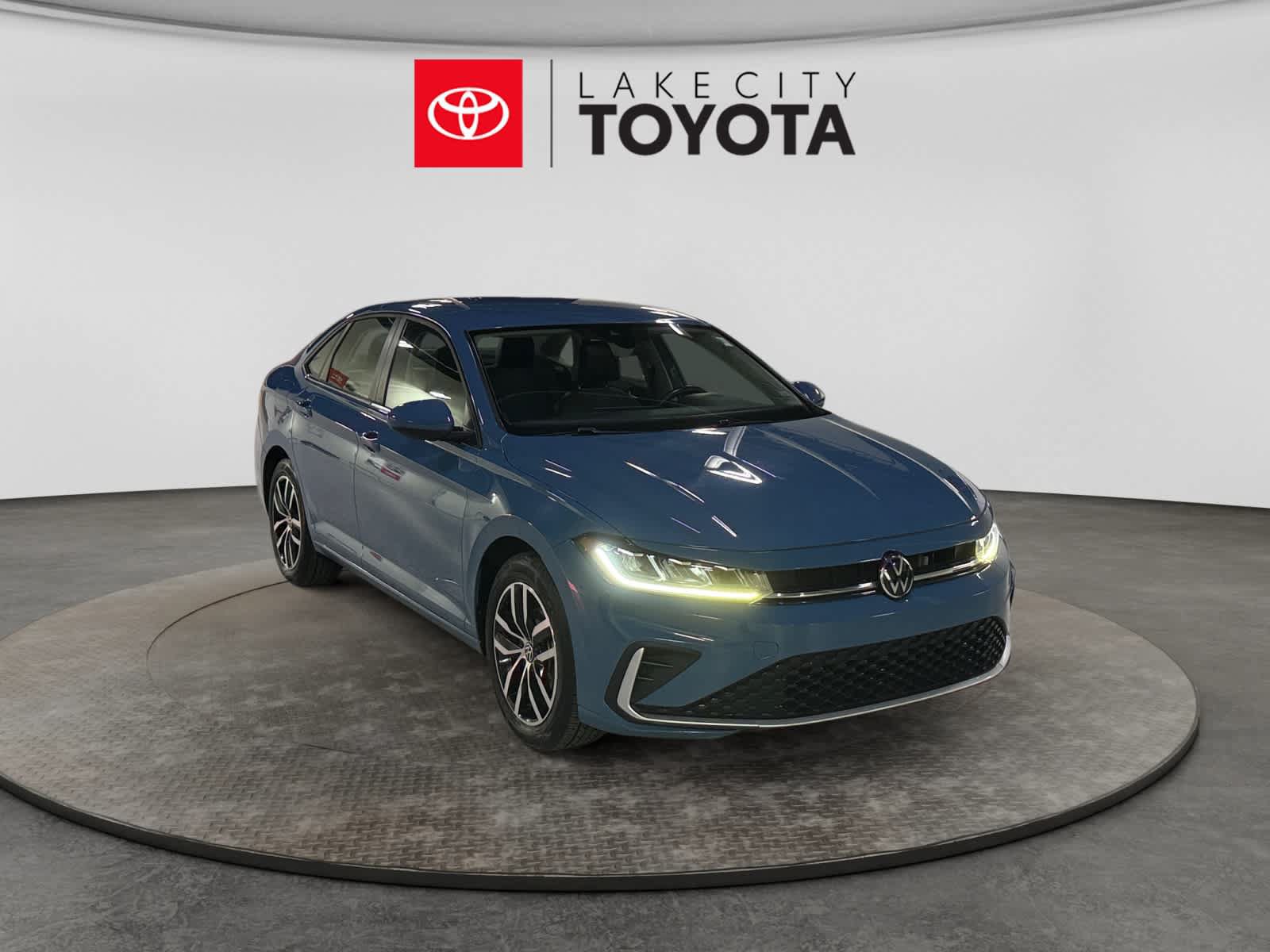 Used 2025 Volkswagen Jetta SE FWD image 13