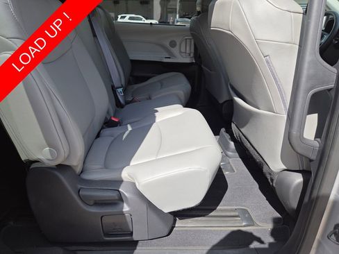 Used 2025 Toyota Sienna XLE FWD image 17