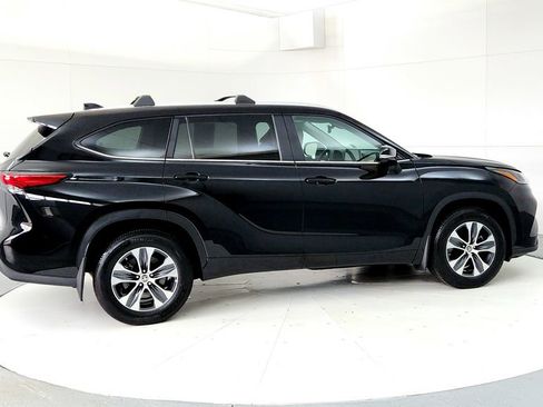 Used 2023 Toyota Highlander XLE AWD/4WD image 6
