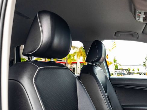 Used 2021 Volkswagen Tiguan SE FWD image 18