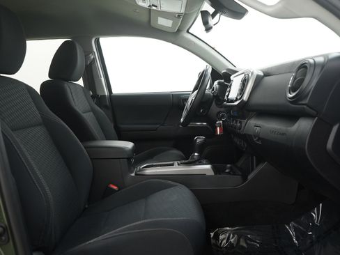 Used 2021 Toyota Tacoma SR5 w/ Trail Edition image 14