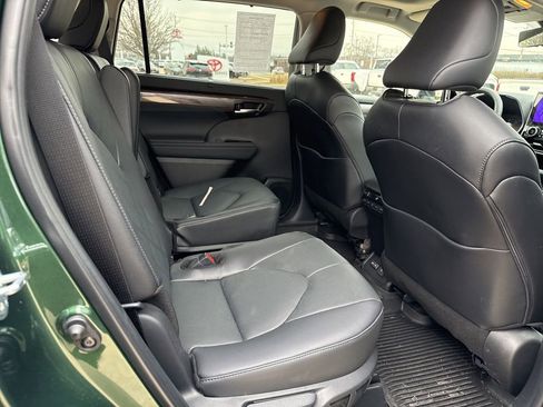 Used 2025 Toyota Highlander Platinum image 16