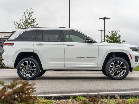 Used 2022 Jeep Grand Cherokee Overland w/ Luxury Tech Group IV AWD/4WD image 9