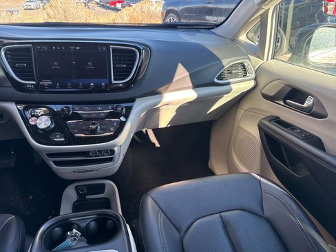 Used 2024 Chrysler Pacifica Touring-L image 17